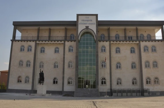 Kabin hızla aşağı indi...