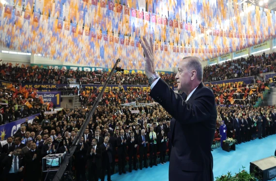 Tek tek sahneye davet etti