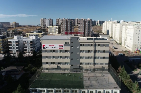 Ev sahibi Kadir Evliyaoğlu Koleji!