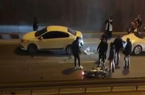 Arızalanıp duran araca çarptı