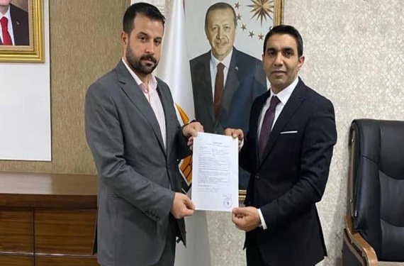 Kendine rakip olan arkadaşını tebrik etti