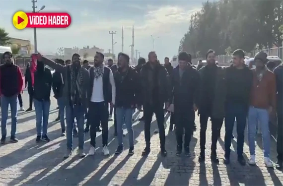Jandarma barikatı önünde...
