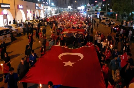 Meşaleler geceyi aydınlattı