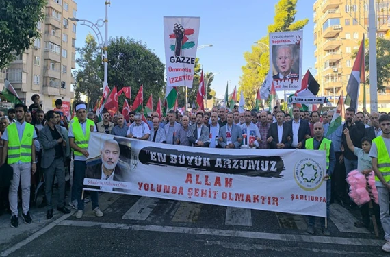 Eline bayrağı alan oraya koştu