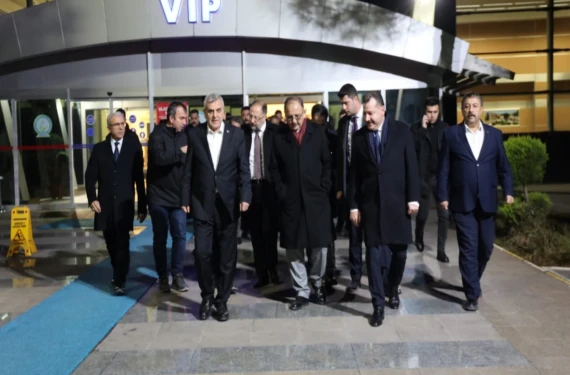 Bir bakan daha...