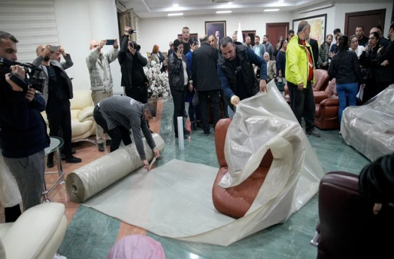 Makam odasındaki eşyalara el konuldu
