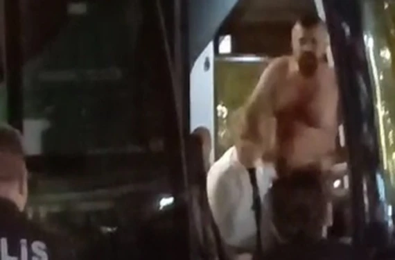 Soda şişesiyle...