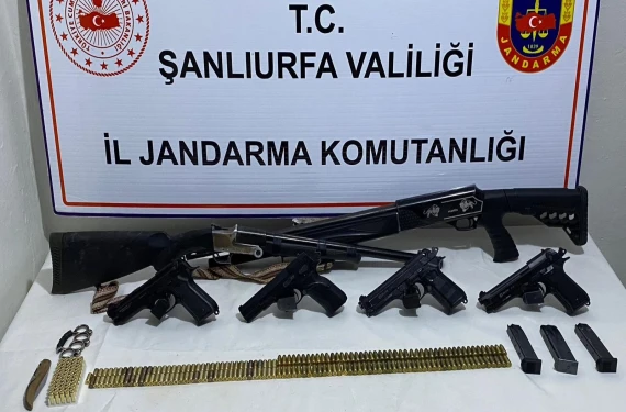 Çok sayıda silah ve uyuşturucu ele geçirildi