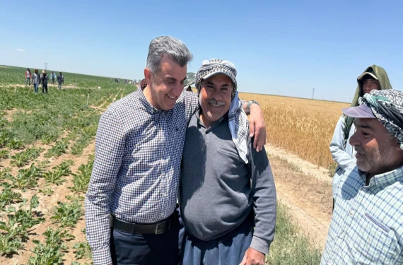 Şanlıurfalı başkan tarlaya indi