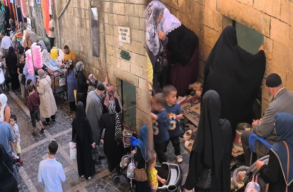 Kabul olanlar yemek dağıtıyor