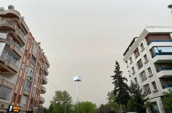 Otomobillerin üzeri çamurla kaplandı