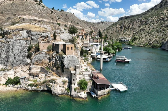 Her yıl yüz binler akın ediyordu...