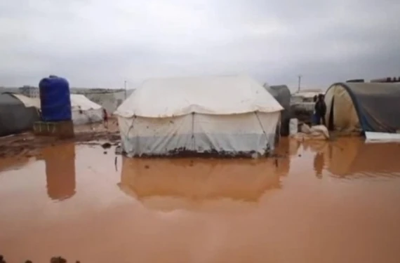 Çadırlar sular altında...