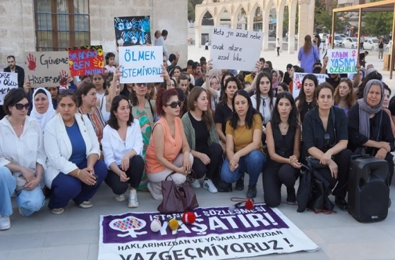Şiddete karşı 5 dakika oturma eylemi yaptılar