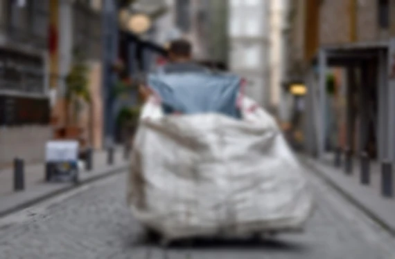Çöpte bulduğu parayı sahibine teslim etti