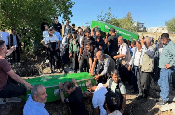 3 kardeş yan yana toprağa verildi