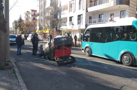 Otomobil ters döndü, yaralı var...
