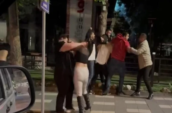 Kız ve erkeklerin karıştığı kavga: