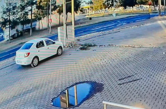 Araçları biçip dükkâna girdi