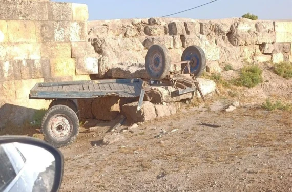 Arabası devrildi, atı kayıplara karıştı!