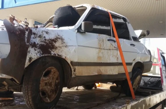 Otomobilden savrulan kadın ağır yaralandı