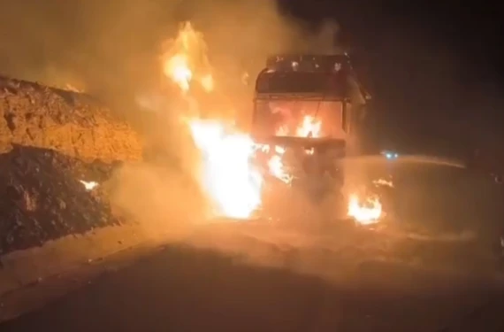 Kamyon alev alev yandı!