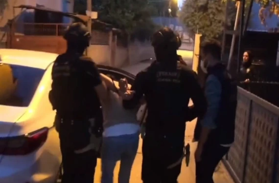 Eşini rehin aldı, polise ateş açtı