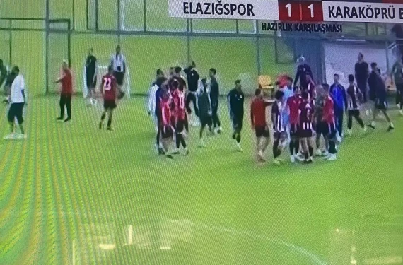 Maç yarıda kaldı, 4 futbolcu sakatlandı