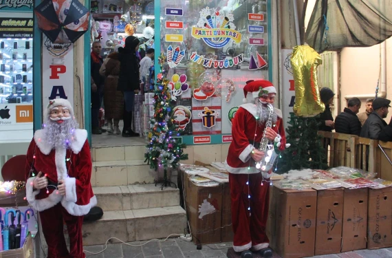 Mağaza vitrinleri yarışıyor, menüler göz kamaştırıyor: