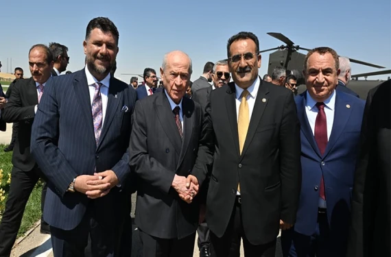 Yan yana poz verdiler