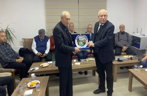Plaket takdim edildi