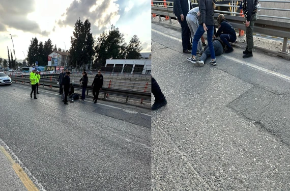 Seyir halindeki araçtan atladı