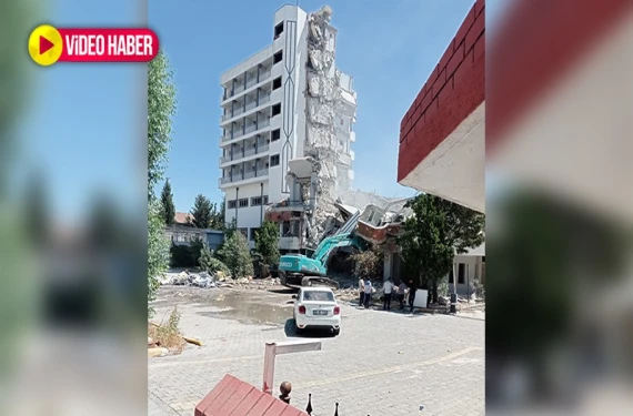 Öğretmenevi kendiliğinden yıkıldı