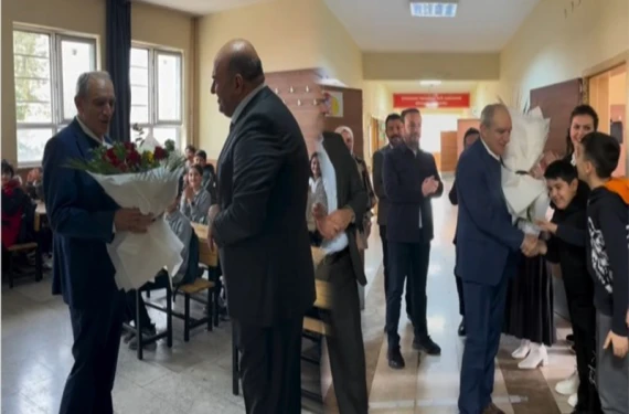 Öğrencilerinin duygusal vedasıyla uğurlandı