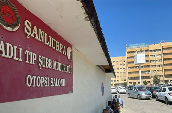 Tırın altında kaldı