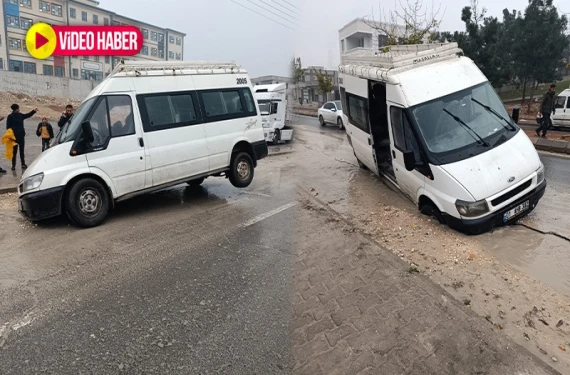 Minibüs havada asılı kaldı
