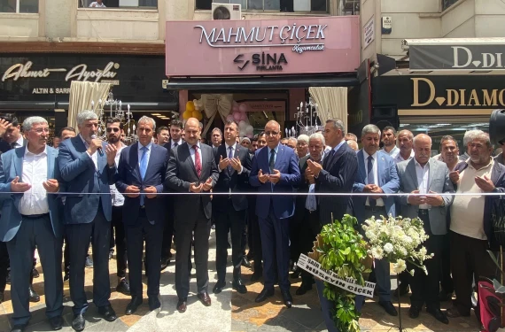 Görkemli açılış göz kamaştırdı