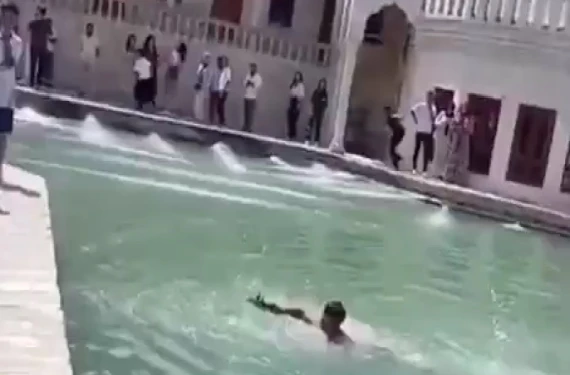 Herkes dönüp ona baktı...