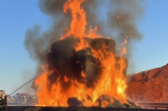 Saman balyası yüklü tır küle döndü