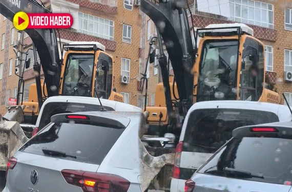 Okul önünde çocuk kepçe sürdü