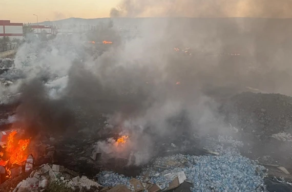 Dumanlar gökyüzünü kapladı