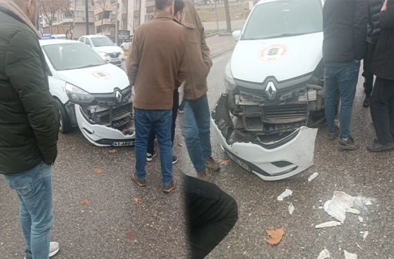 Eğitim alanında kamyonla otomobil çarpıştı