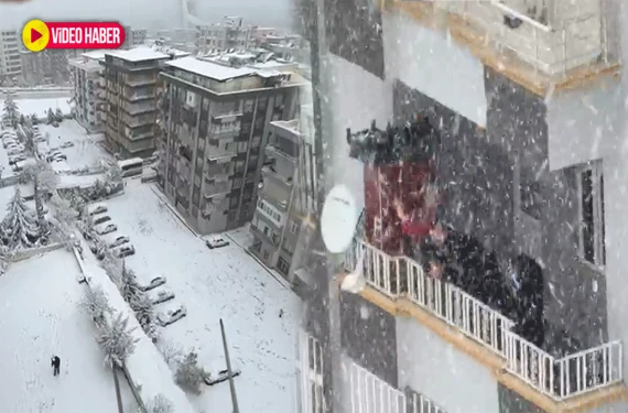 Balkondan müzik sesleri yükseldi