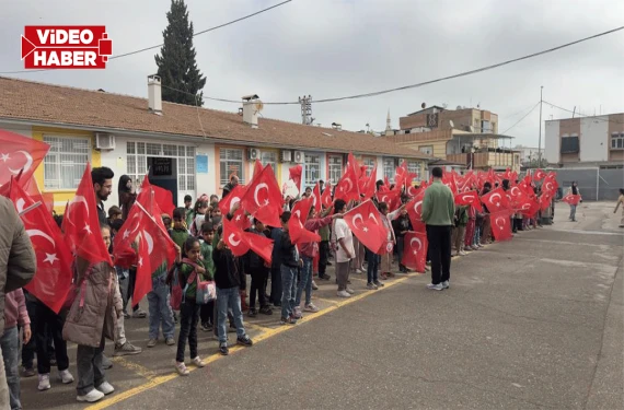 Öğrenciler ve veliler bayrakla okula akın etti