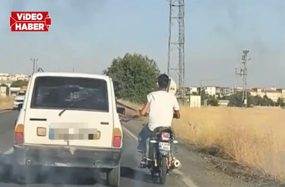 Motosiklet, otomobil kemerine tutunarak ilerledi