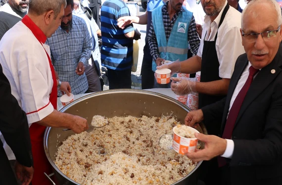 Binlerce kişiye etli pilav ikramı