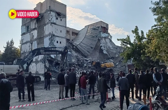 Ekskavatörün üzerine devrildi...