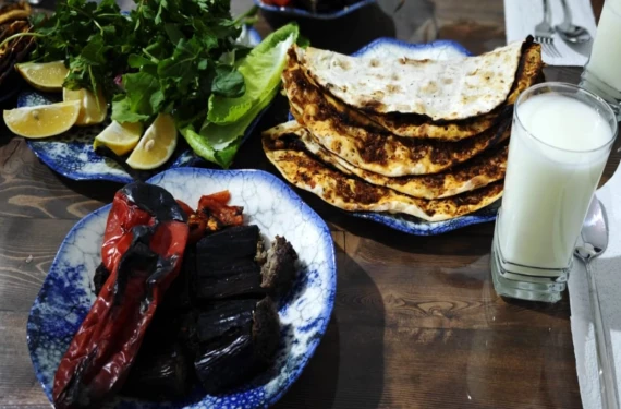 Tepsi kebabı ve lahmacun…