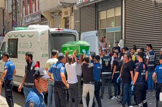 İzinli çıkan mahkum eşini öldürüp canına kıydı