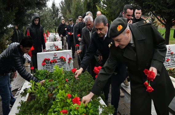 Şehitlerin kabrine karanfil bırakıldı